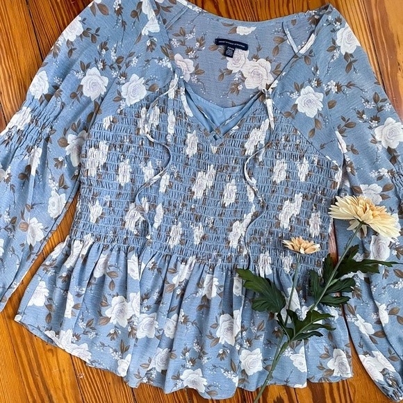 American Eagle Outfitters Tops - AE floral flowy blouse.